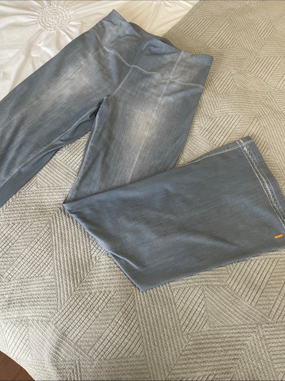 Lucy activewear stretch pull on jeans w/ side zip. - Picture 6 of 7